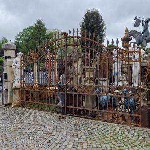 Portão de ferro cravejado